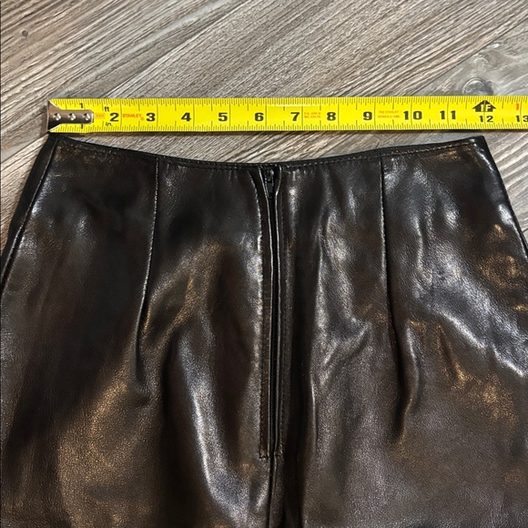 Danier leather skirt fitted soooooo smooth and soft hugs the body like new - Picture 10 of 11